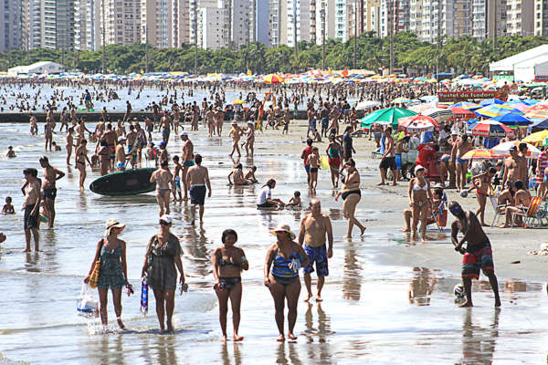 No verão, é fácil abandonar a alimentação saudável e se expor demais ao sol (Foto: Matheus Tagé/DL)