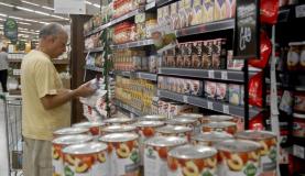 Segundo levantamento do Dieese, salário de R$ 788 compra 2, 2 cestas básicas .