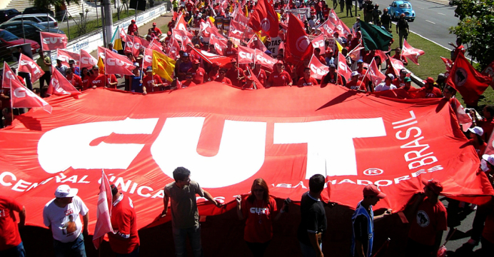 O manifesto destaca a importância da Petrobras na geração de empregos e diz que defender a estatal é "defender um projeto de desenvolvimento do Brasil, com mais investimentos em saúde, educação, geração de empregos, investimentos em tecnologia e formação profissional".