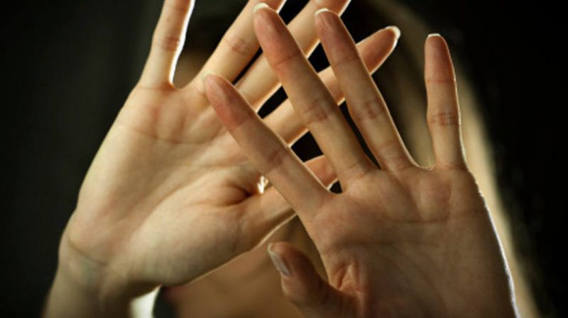 A organização considera feminicídio a morte de uma mulher por um agressor com quem tem relação ou por violência sexual, assim como sua tortura, sua mutilação ou sua desfiguração.