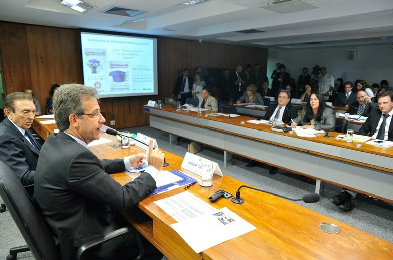 Chioro: "Resposta imunológica da vacina é de apenas 62% e não pode ser aplicada em crianças e idosos".