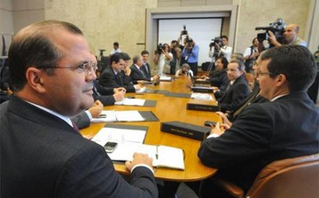 Os dois tipos de seguro-desemprego receberam tratamentos diferente este ano. Para o dos trabalhadores, houve limitação ao acesso; já o dos capitalistas subiu cerca de R$ 26 bilhões.