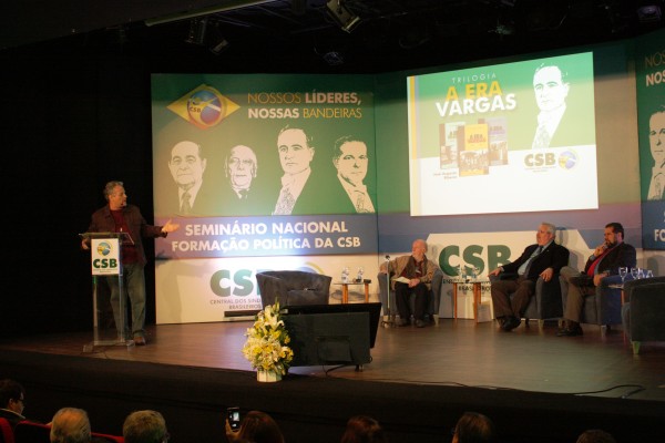 O filho do presidente João Goulart destacou que o trabalhismo, as reformas de base e as lutas da classe trabalhadora começam nas primeiras décadas do século 20, quando esta não tinha direito de reivindicar. “Vargas é o grande mentor de tudo isso, do Ministério do Trabalho, do salário mínimo, da CLT”, afirmou.
