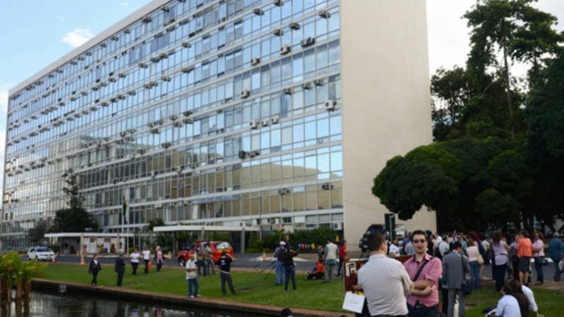  A presidente Dilma Rousseff ofereceu o Ministério da Saúde para o PMDB em uma tentativa de ampliar o apoio do partido ao governo.