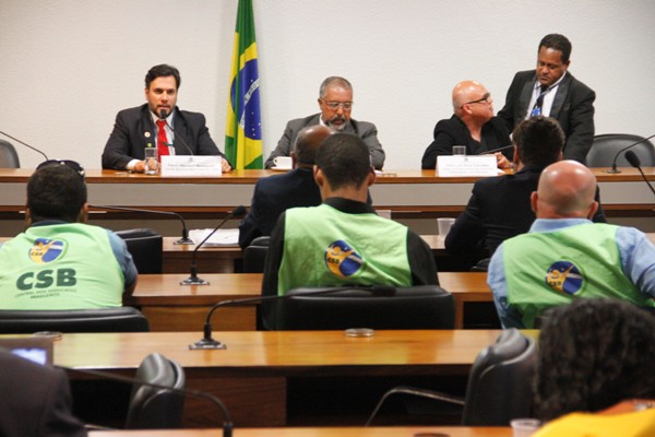 Encontro discutiu os efeitos do PLS 131, de José Serra, que revoga a atuação da estatal na administração das reservas de petróleo.