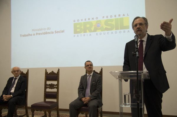 Rossetto afirmou em cerimônia de transmissão de cargo que irá buscar “alternativas consensuais junto à sociedade, às entidades sindicais e o Congresso Nacional por meio de um diálogo forte e permanente”.