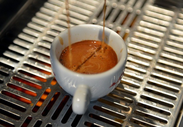 Estudo sugere que quem bebe de três a cinco cafés por dia têm menos chance de morrer prematuramente de doenças cardíacas, suicídio, diabetes ou Parkinson (Foto: Stan Honda/AFP).