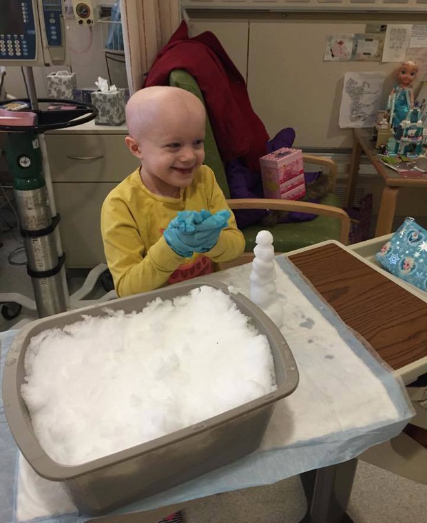 Cena aconteceu durante forte nevasca que atingiu a costa leste dos EUA. Lucy Wiese, de 7 anos, está internada após um transplante de medula.