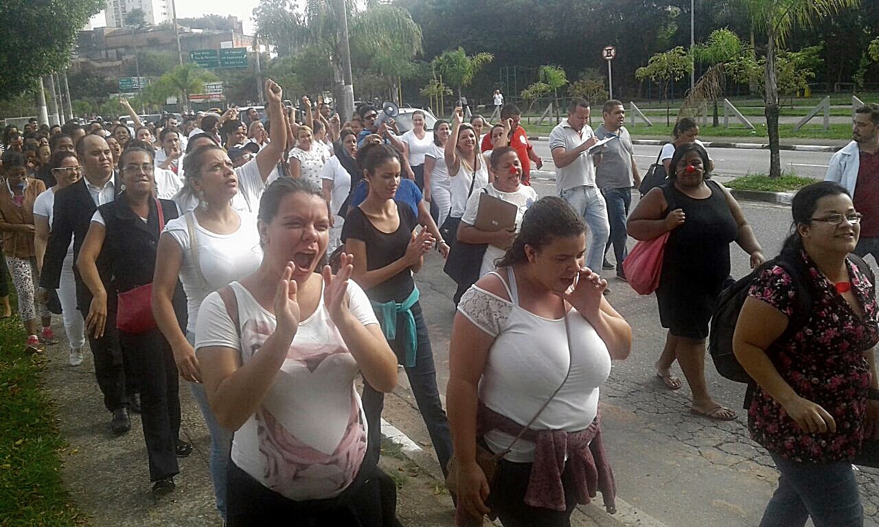 Cantando palavras de ordem, a passeata paralisou o trânsito na região da rua da Prata. Fotos: Bnr